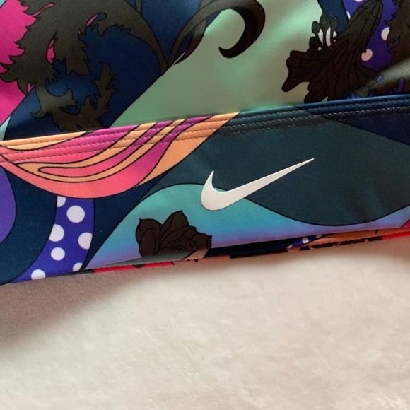 Nike Swoosh Icon Clash Dri-FIT Sports Bra - Picture 4 of 11